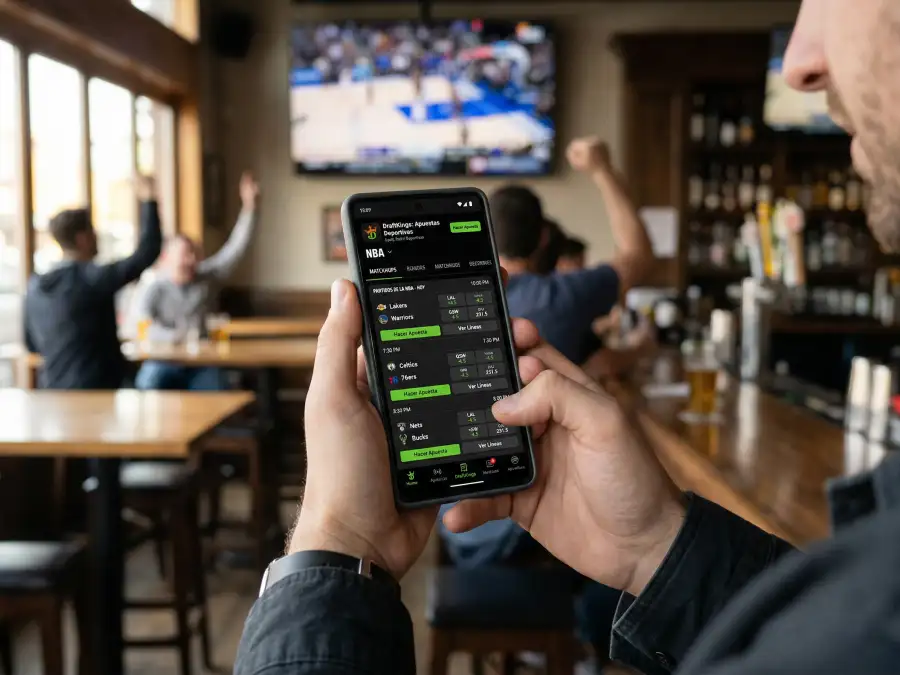 Smartphone mostrando la app de DraftKings abierta en la sección de partidos NBA